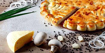 Осетинский пирог с индейкой, грибами и сыром