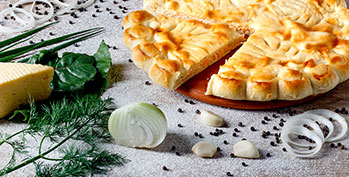 Осетинский пирог с лососем, сыром и шпинатом